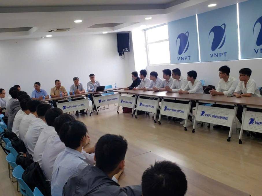 Sinh viên Viện Đào tạo Công nghệ Thông tin và Chuyển đổi số đi thực tập tại VNPT Bình Dương