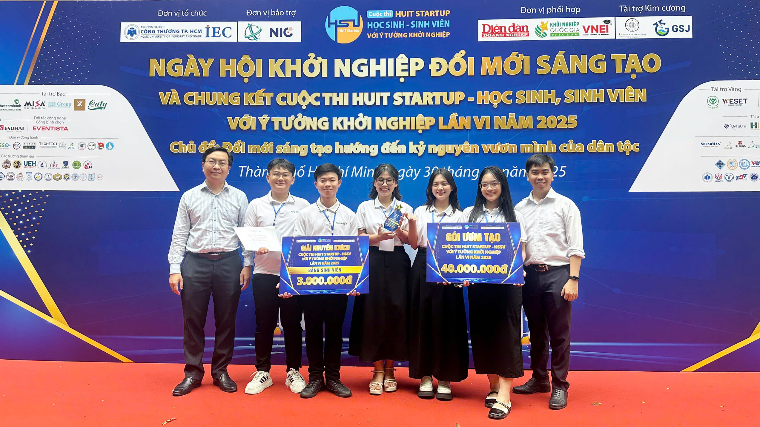 Dự án “Hệ thống giám sát nhà kính thông minh” đạt giải Khuyến khích tại Cuộc thi HUIT STARTUP 2025