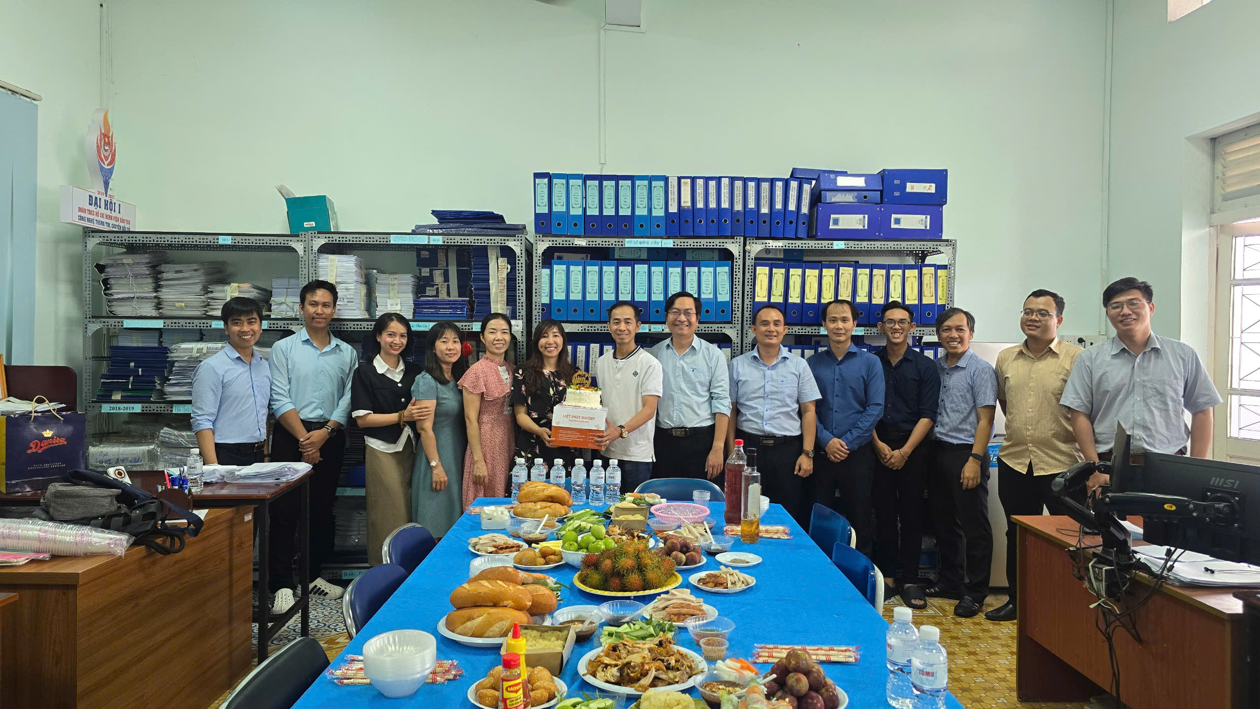TÌNH CẢM ẤM ÁP TRONG MÔI TRƯỜNG HỌC THUẬT: CÔNG ĐOÀN VIỆN ĐÀO TẠO CNTT, CĐS TỔ CHỨC SINH NHẬT QUÝ II CHO GIẢNG VIÊN
